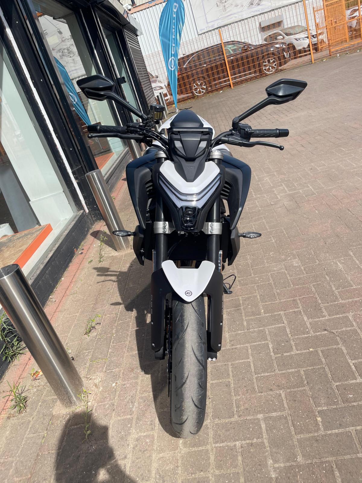 
								CF MOTO NEBULA WHITE full									