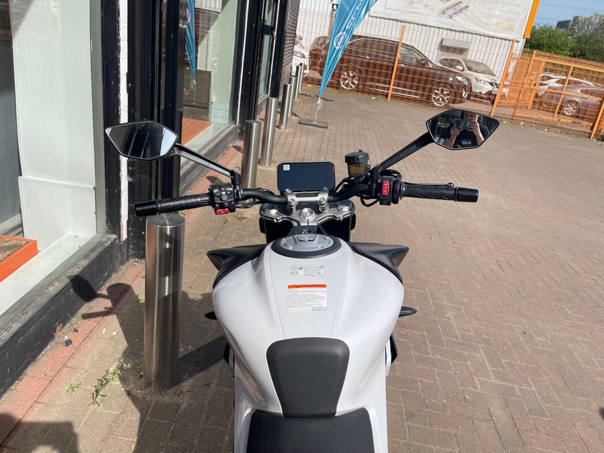 
								CF MOTO NEBULA WHITE full									
