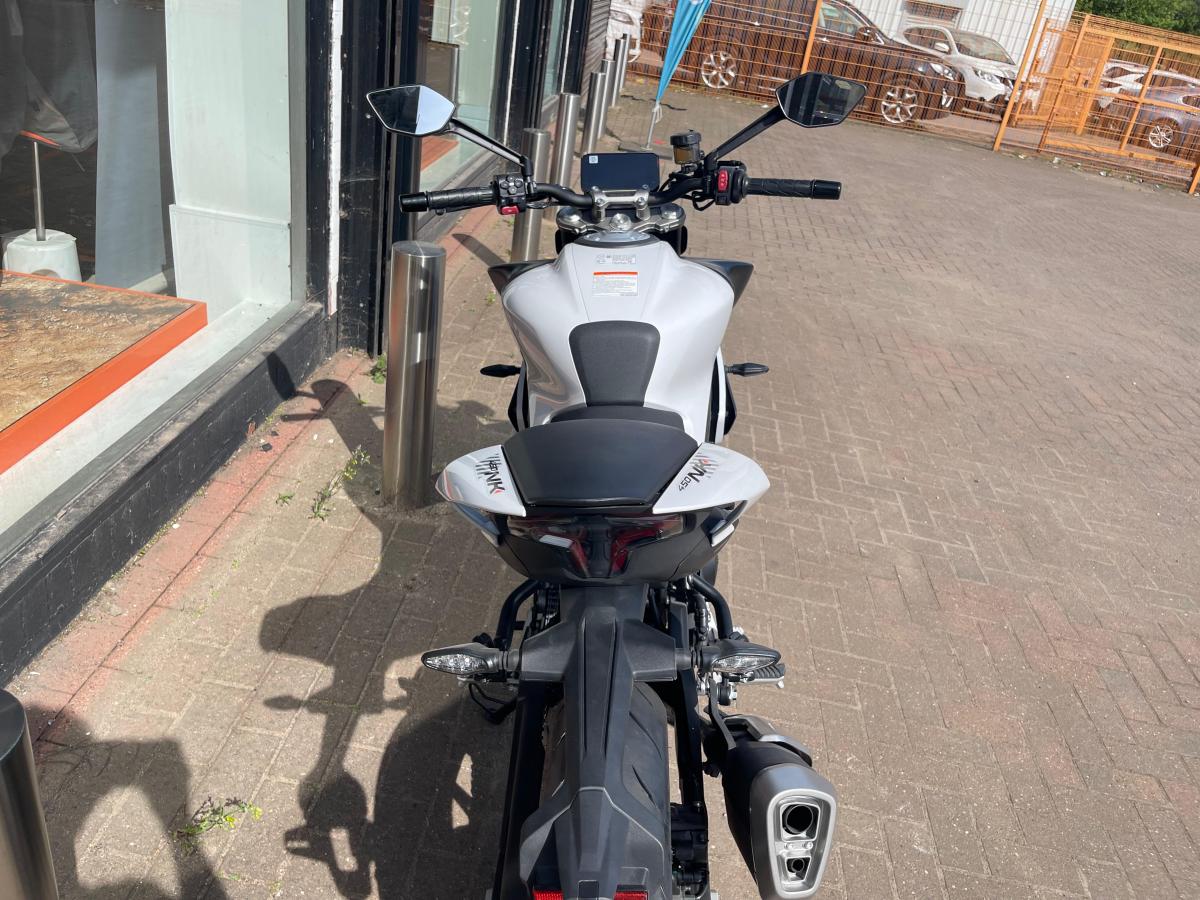 
								CF MOTO NEBULA WHITE full									