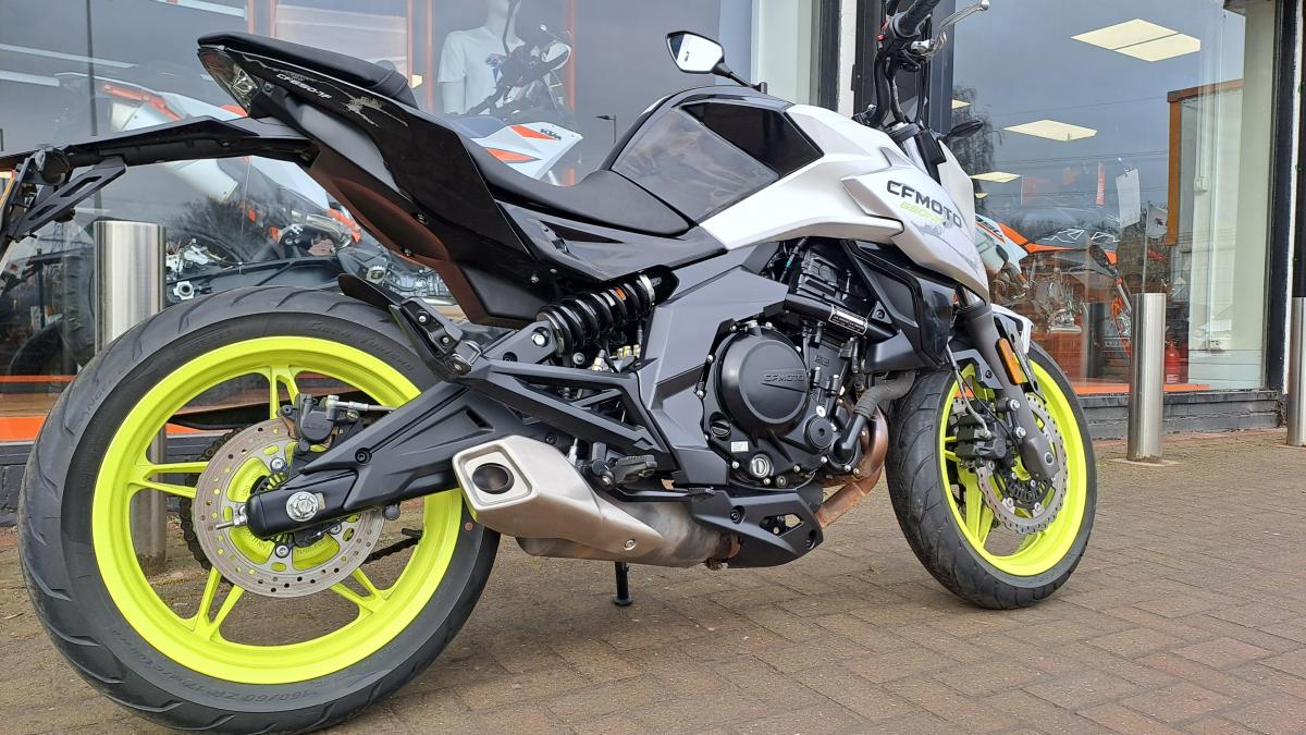 
								CF MOTO NEBULA WHITE full									