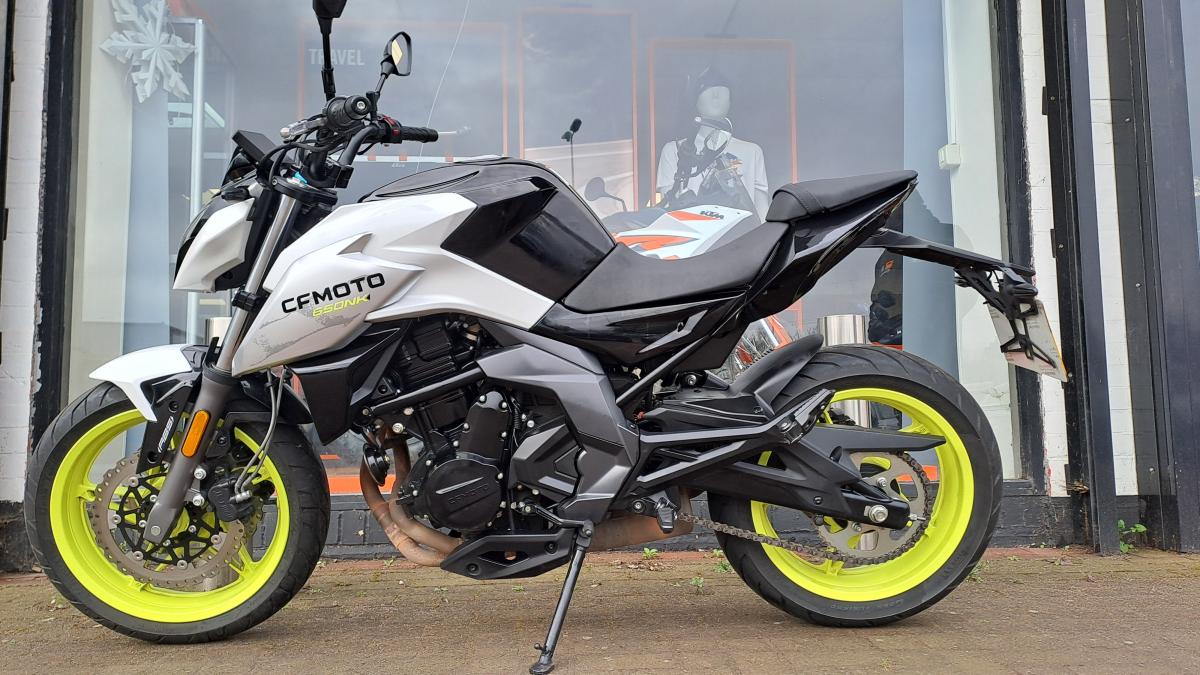 
								CF MOTO NEBULA WHITE full									