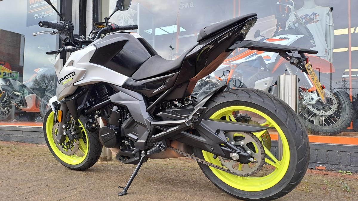 
								CF MOTO NEBULA WHITE full									