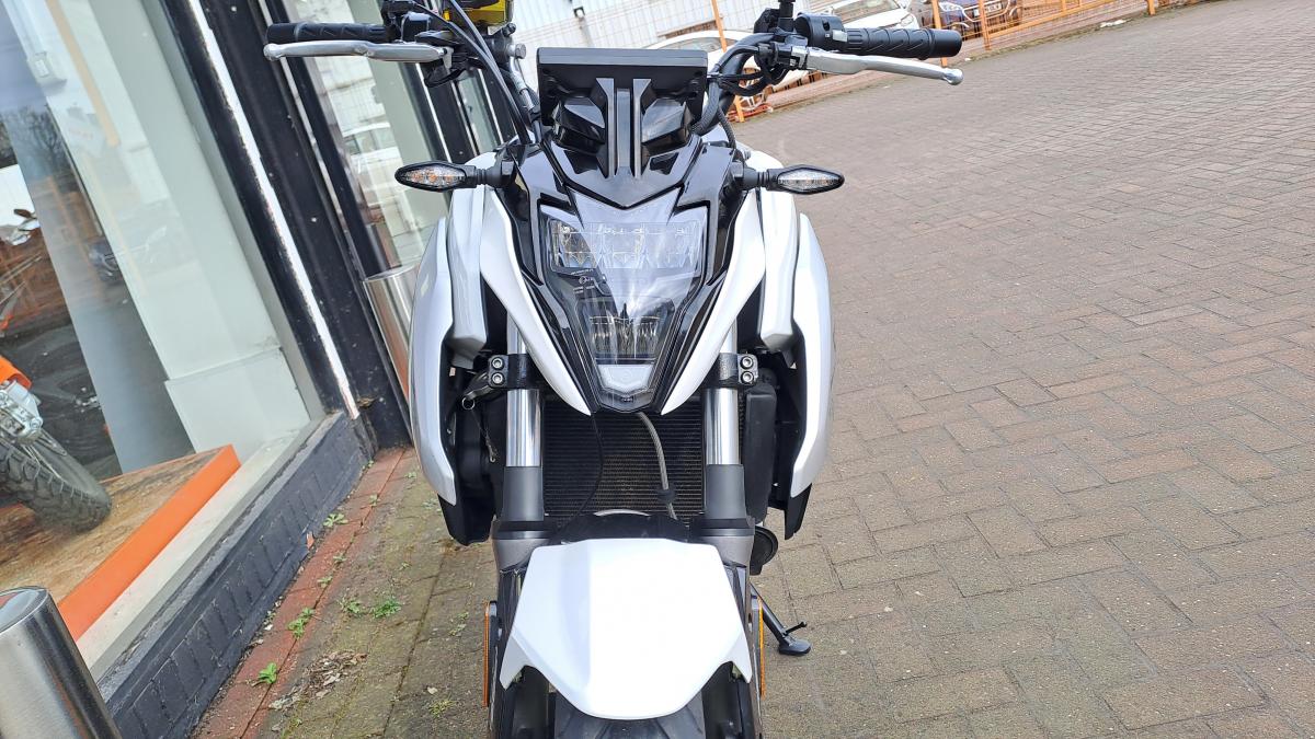 
								CF MOTO NEBULA WHITE full									