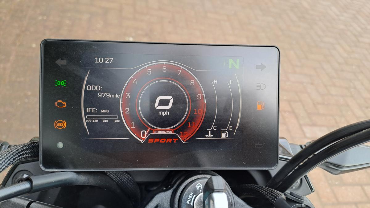 
								CF MOTO NEBULA WHITE full									