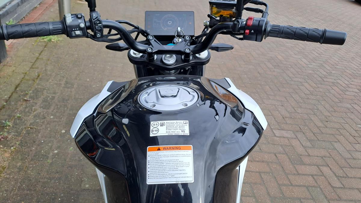 
								CF MOTO NEBULA WHITE full									