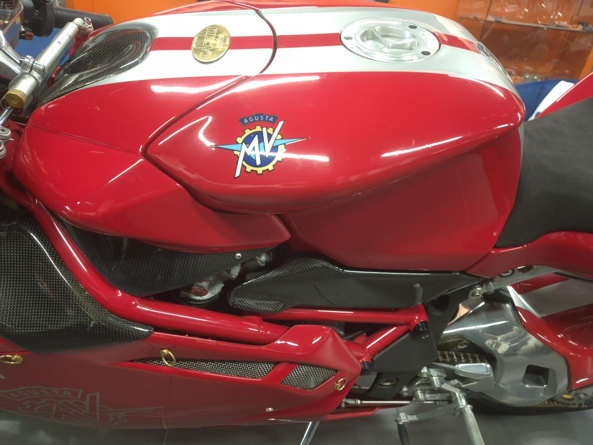 
								MV AGUSTA 750 F4 ORO full									