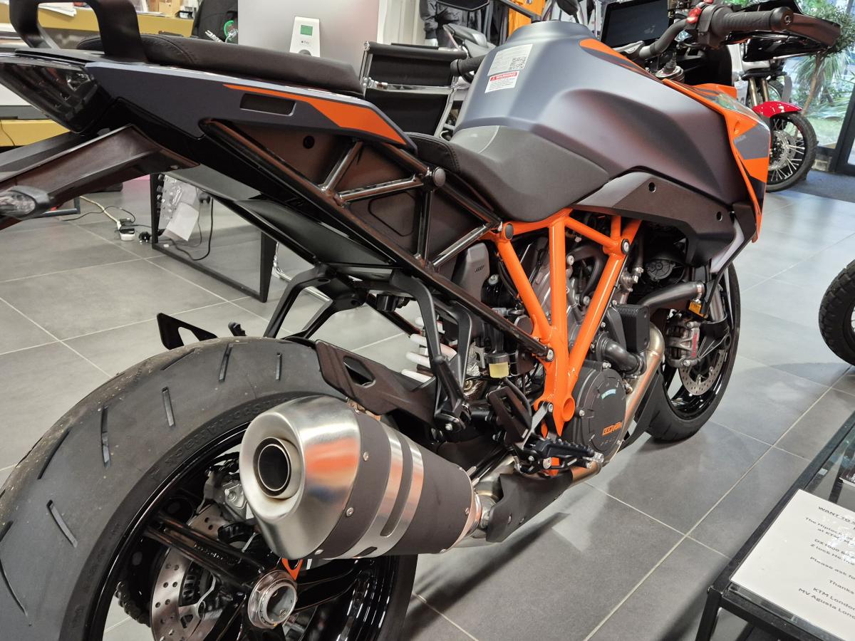 
								KTM 1290 SUPERDUKE GT ABS full									