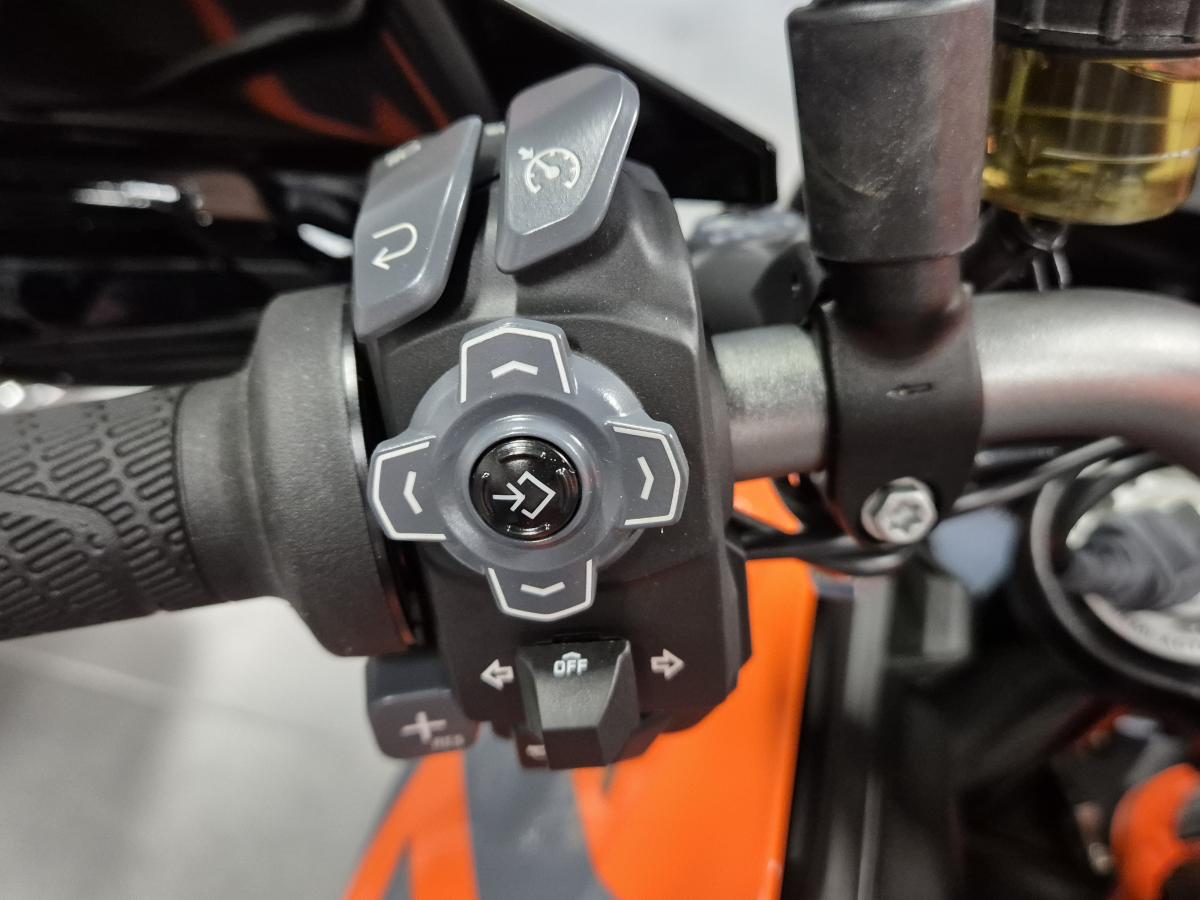 
								KTM 1290 SUPERDUKE GT ABS full									