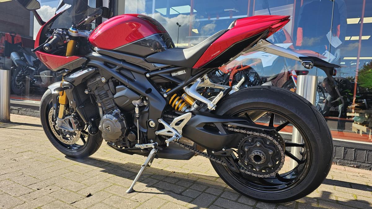 
								TRIUMPH SPEED TRIPLE 1200RR full									