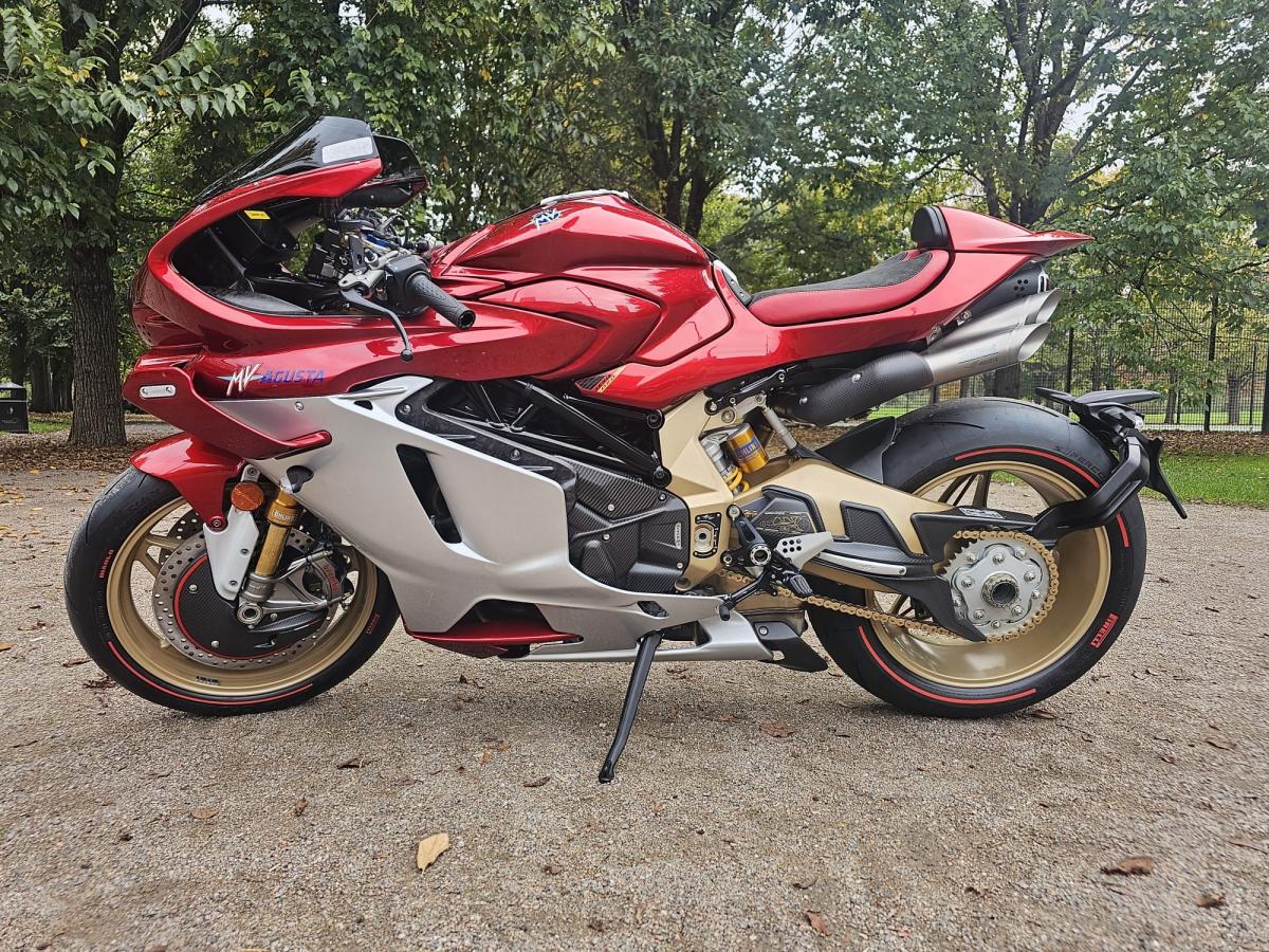 
								MV AGUSTA Superveloce 1000 Serie Oro full									