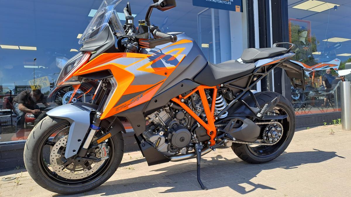 
								KTM 1290 SUPERDUKE GT ABS full									