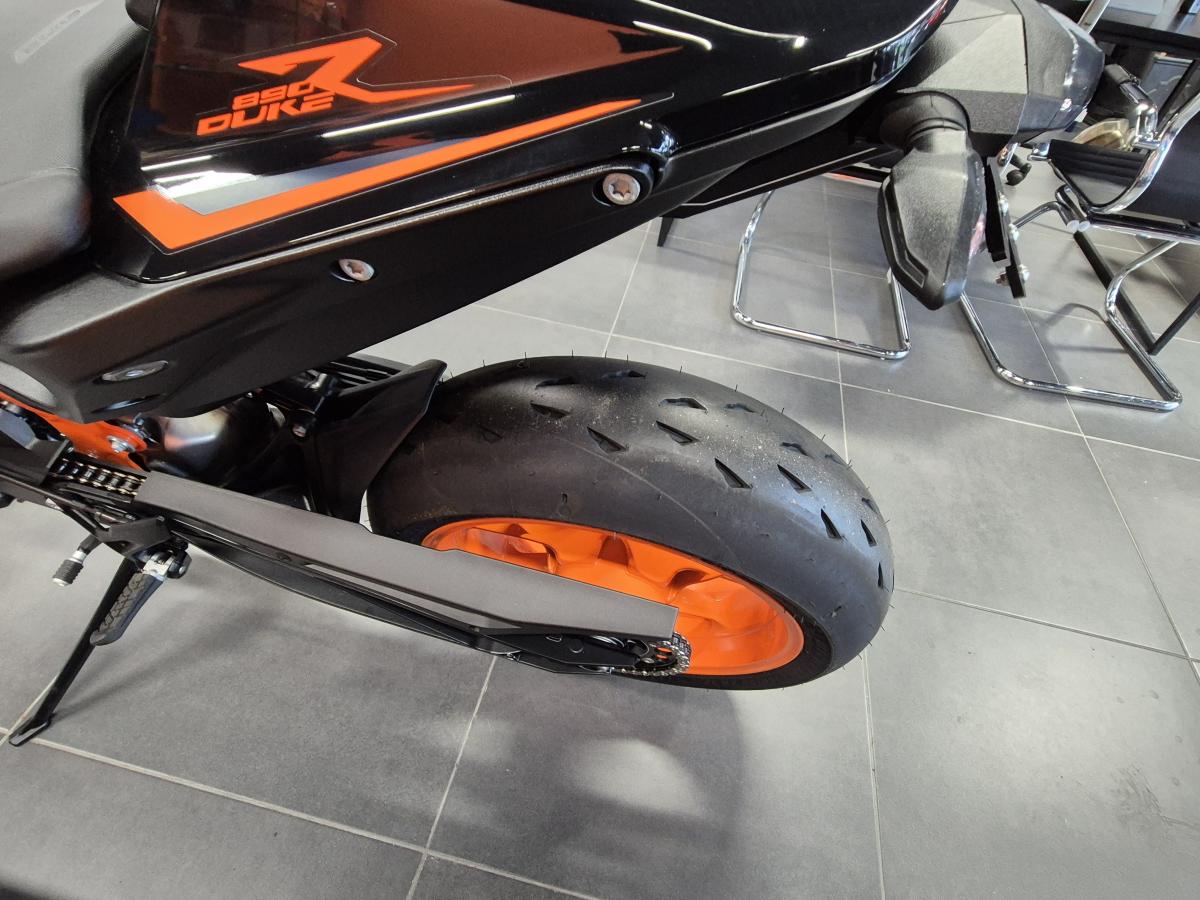 
								KTM 890 DUKE R full									