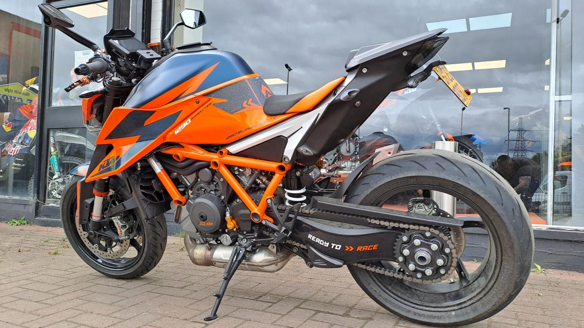 
								KTM 1290 SUPERDUKE R 20 full									