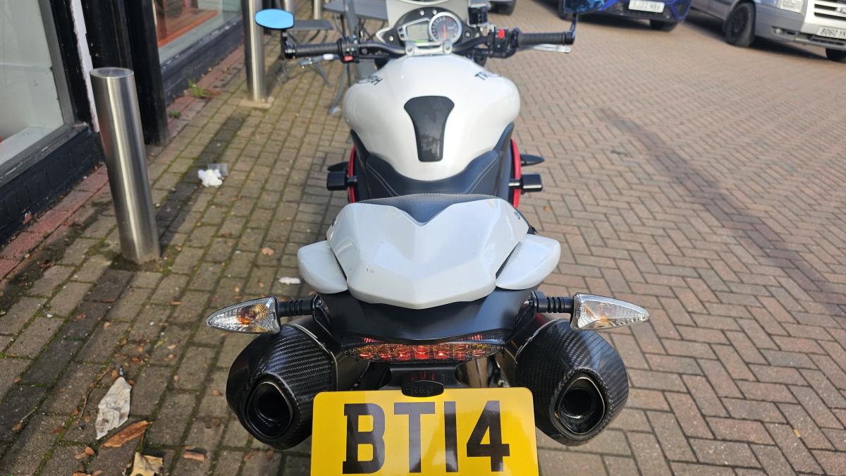 
								TRIUMPH SPEED TRIPLE R 1050 full									