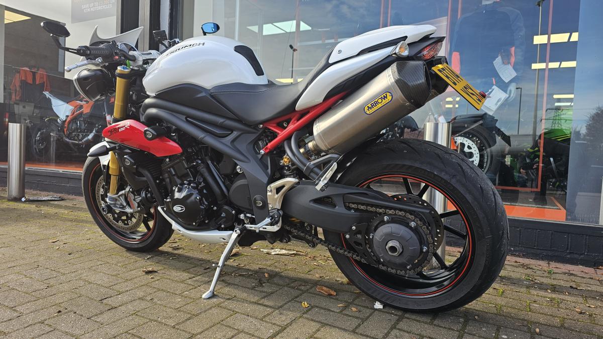 
								TRIUMPH SPEED TRIPLE R 1050 full									