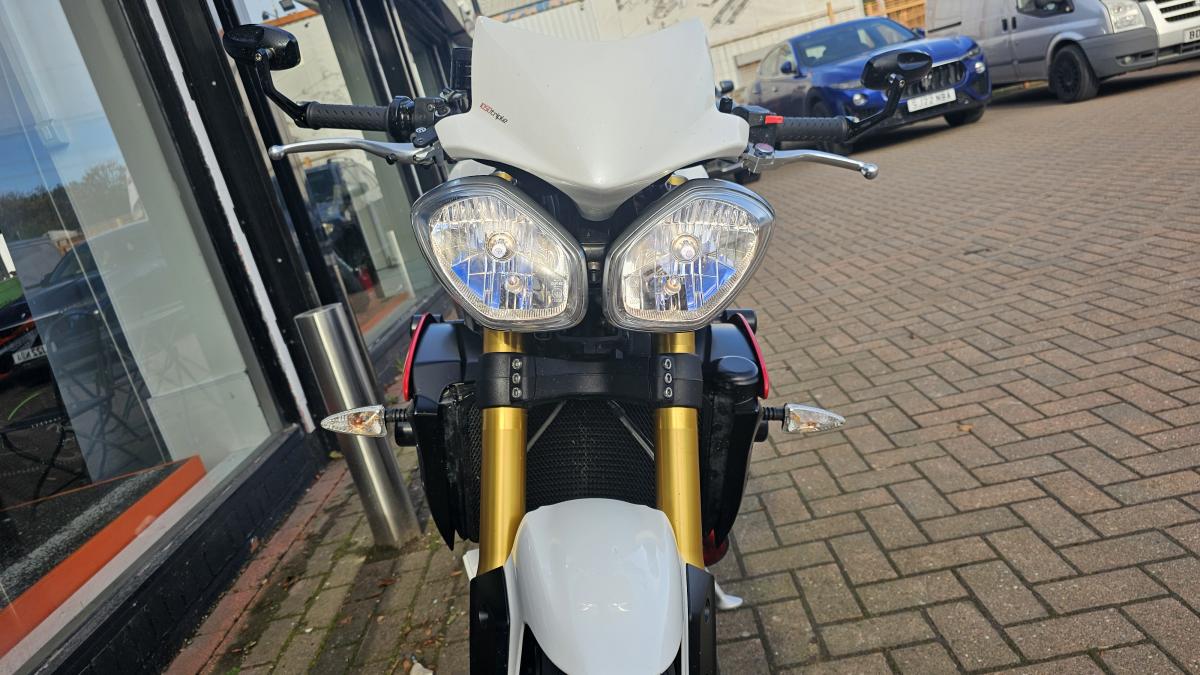 
								TRIUMPH SPEED TRIPLE R 1050 full									