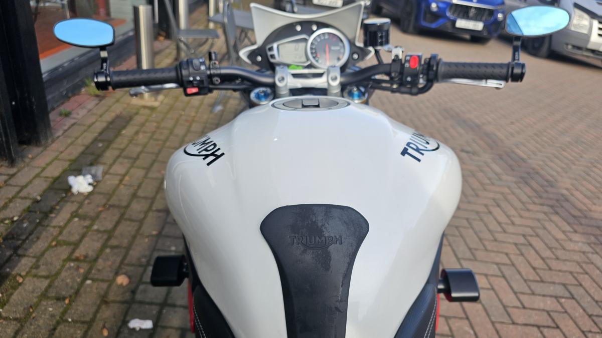 
								TRIUMPH SPEED TRIPLE R 1050 full									
