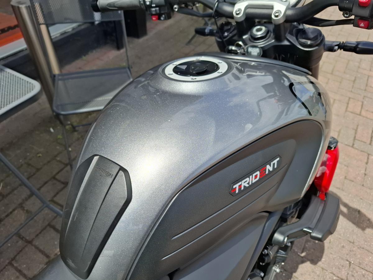 
								Triumph TRIDENT 660 full									