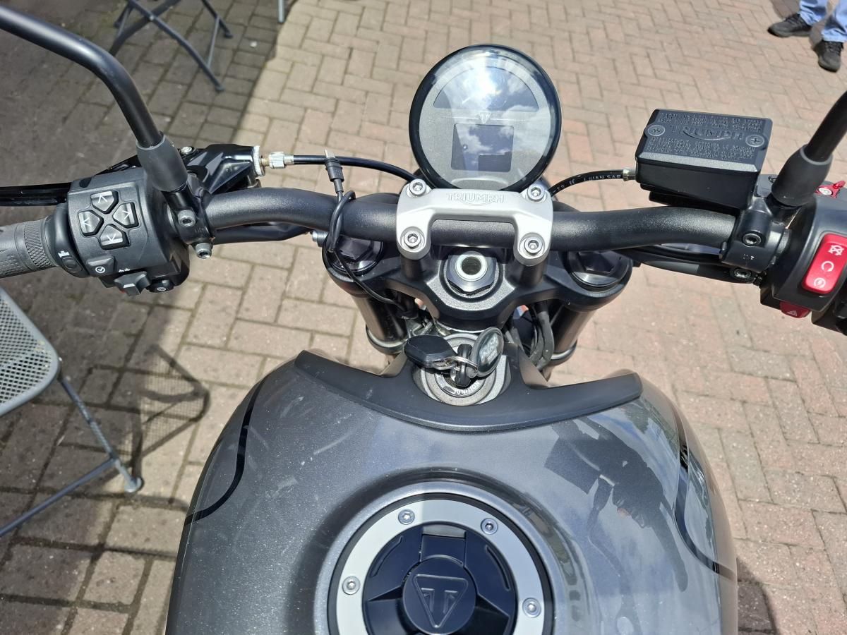 
								Triumph TRIDENT 660 full									