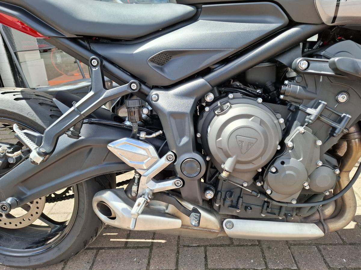 
								Triumph TRIDENT 660 full									