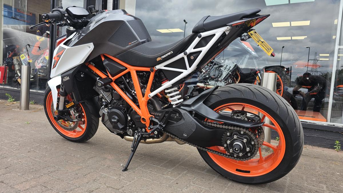 
								KTM KTM 1290 SUPERDUKE R 17 full									