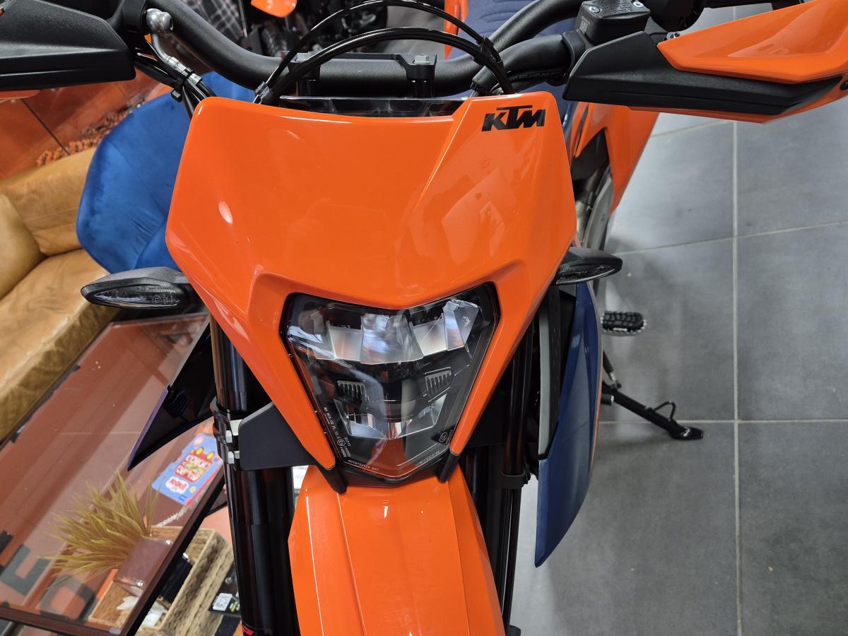 
								KTM 690 SMCR Supermoto 2026 full									