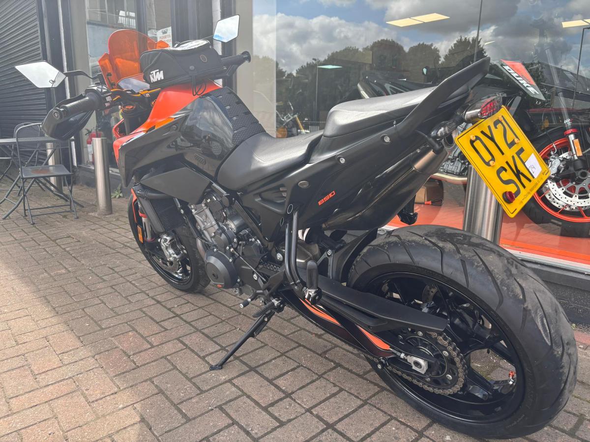 
								KTM KTM 890 DUKE full									
