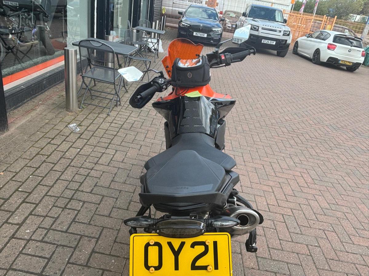 
								KTM KTM 890 DUKE full									