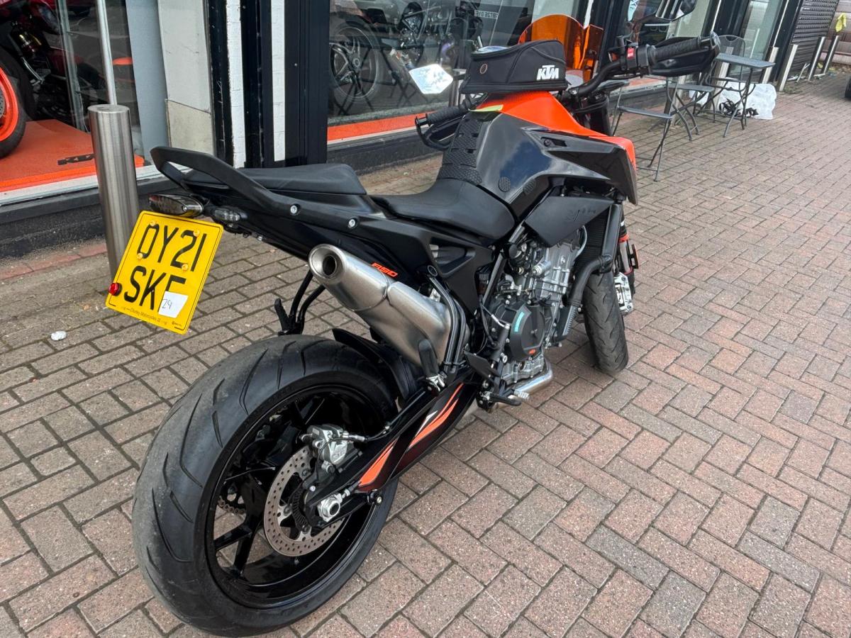 
								KTM KTM 890 DUKE full									