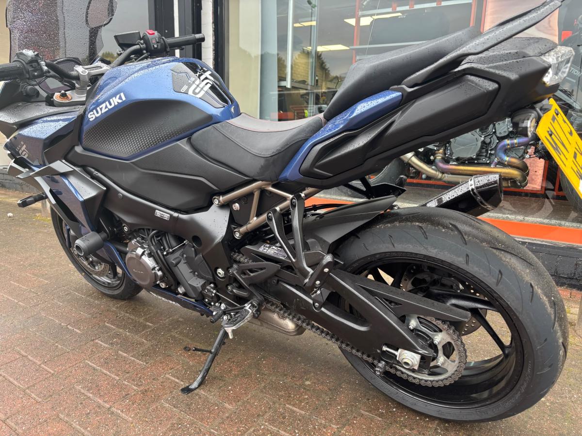
								Suzuki GSXS 1000 GT+ full									