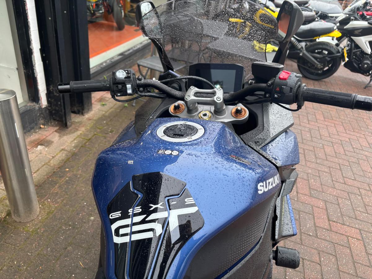 
								Suzuki GSXS 1000 GT+ full									