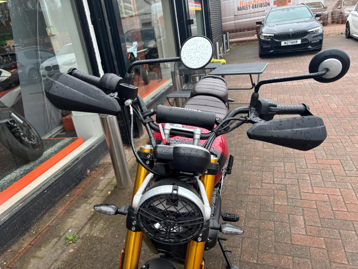 
								Triumph SCRAMBLER 400X full									
