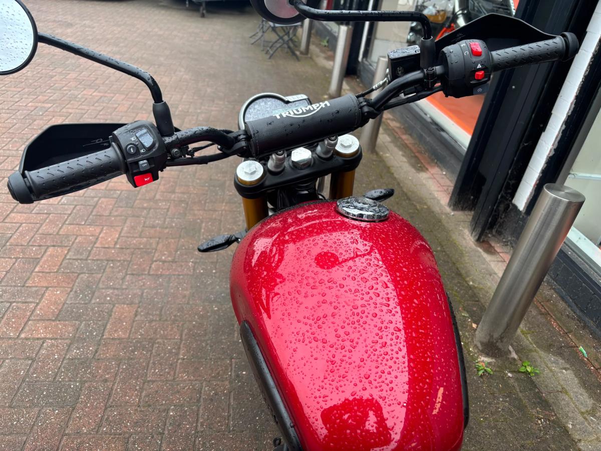 
								Triumph SCRAMBLER 400X full									