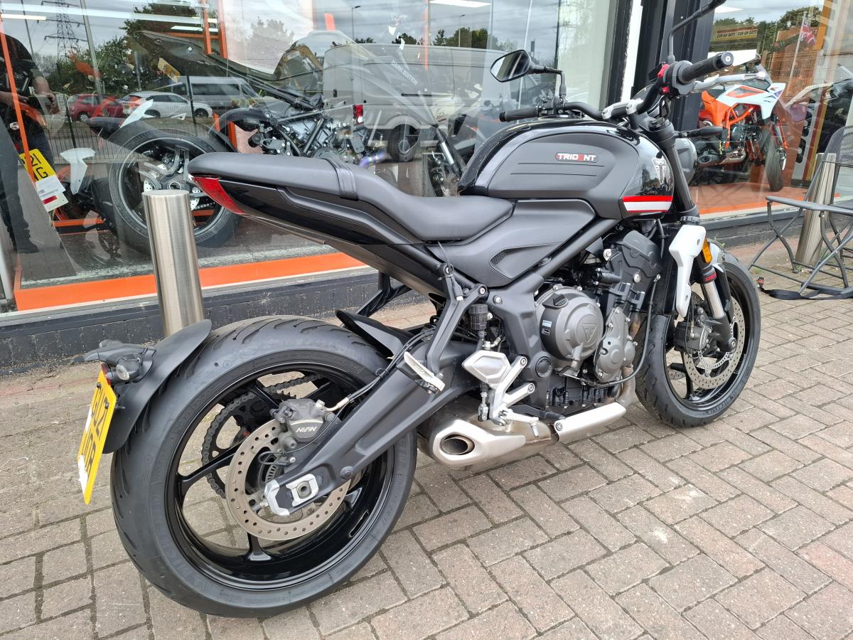 
								TRIUMPH Trident 660 full									