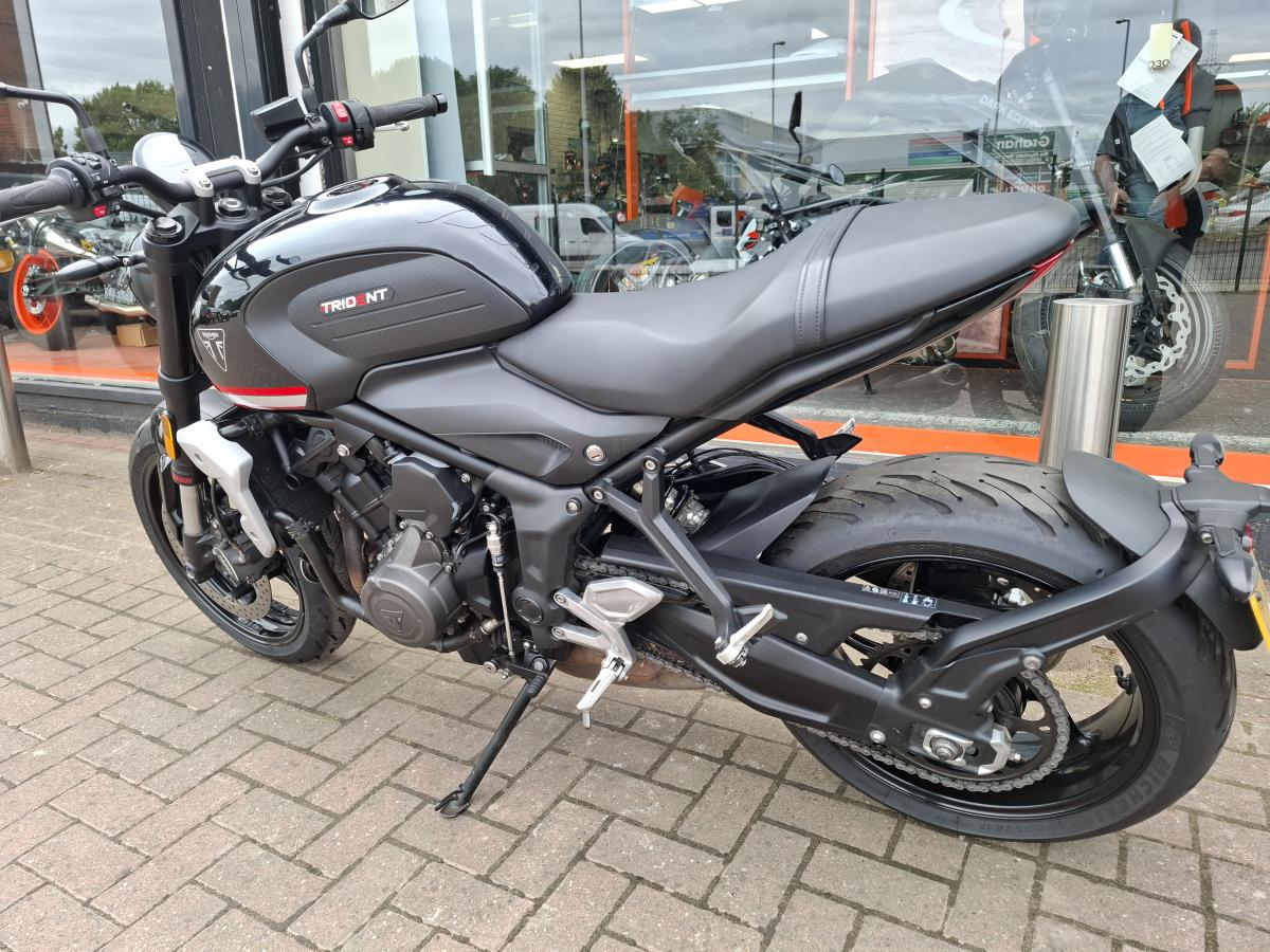 
								TRIUMPH Trident 660 full									