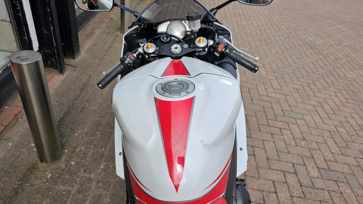
								YAMAHA YZF R1 08 full									