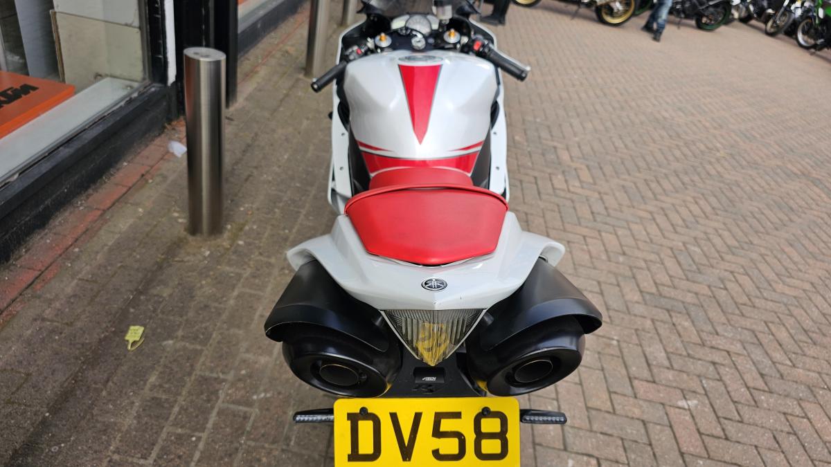 
								YAMAHA YZF R1 08 full									