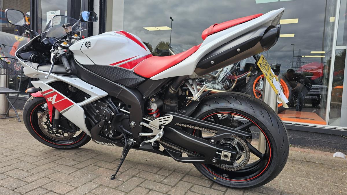
								YAMAHA YZF R1 08 full									