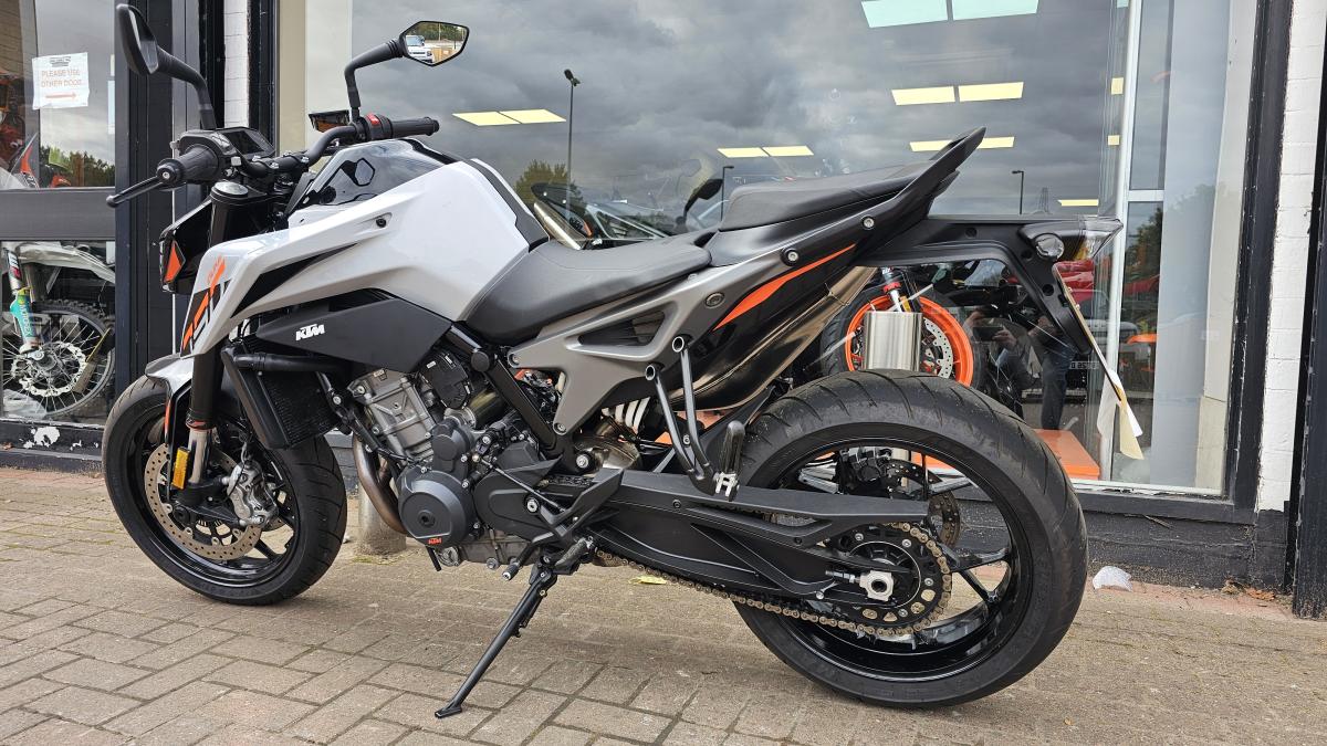 
								KTM 790 DUKE L 24 full									