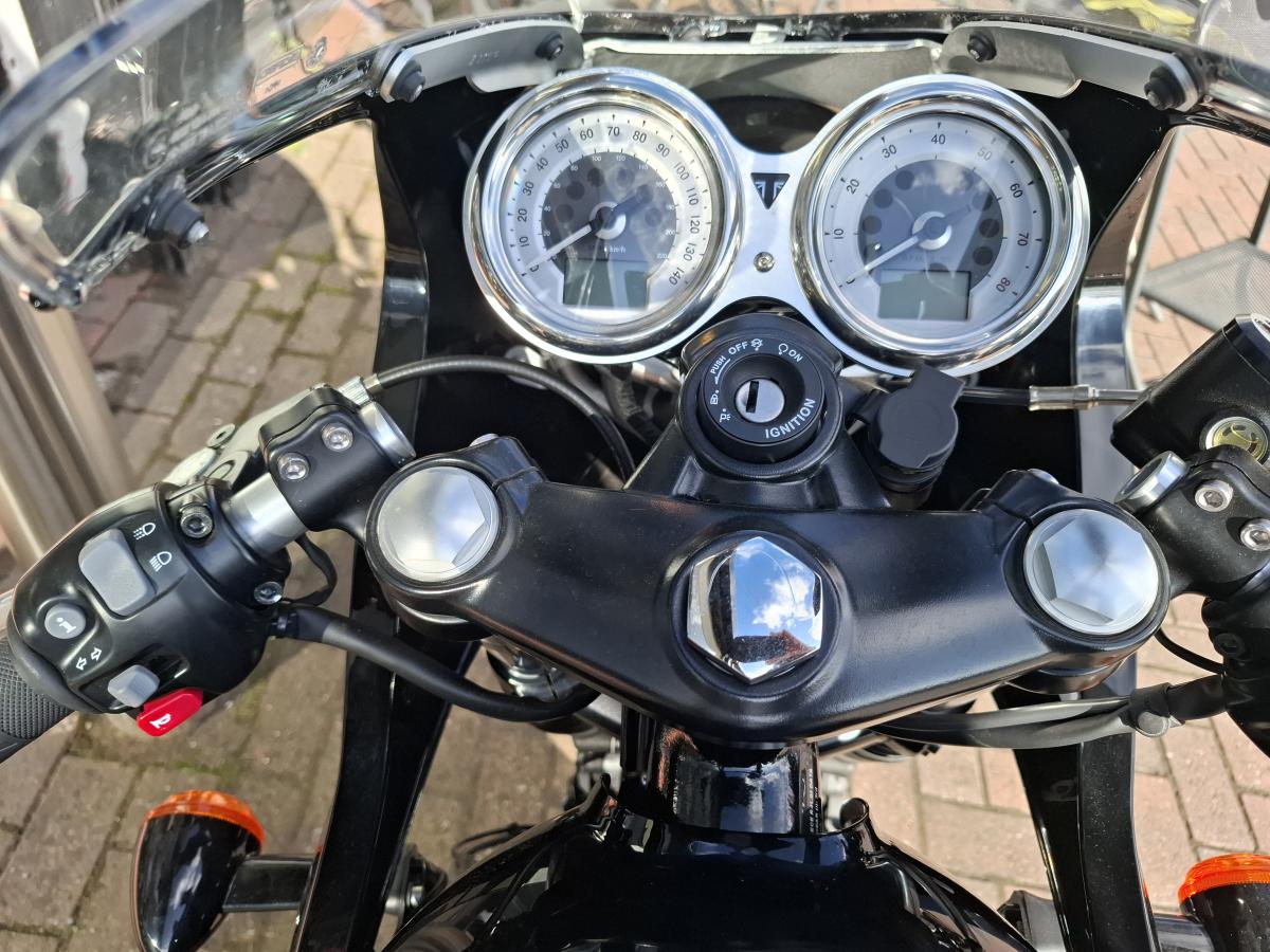 
								TRIUMPH THRUXTON 1200 full									
