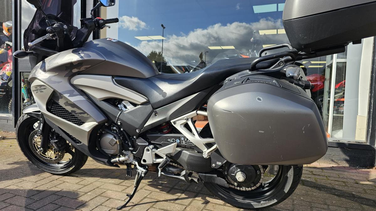 
								HONDA VFR 800 X-C full									
