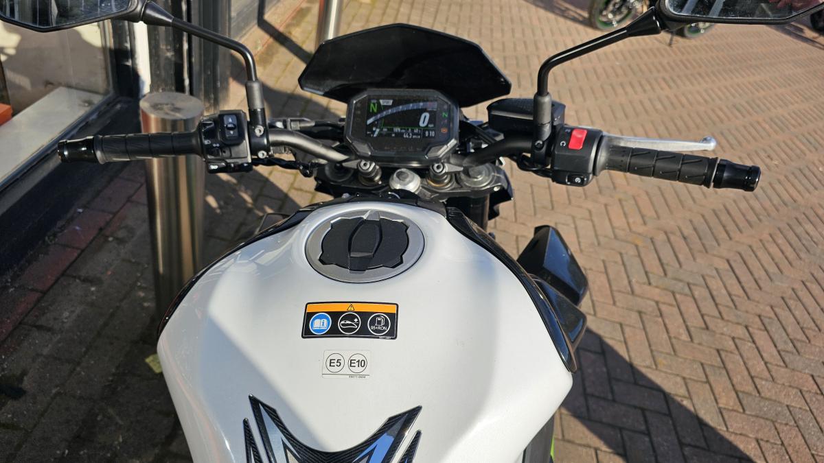 
								KAWASAKI ZR 900 FMF NN full									