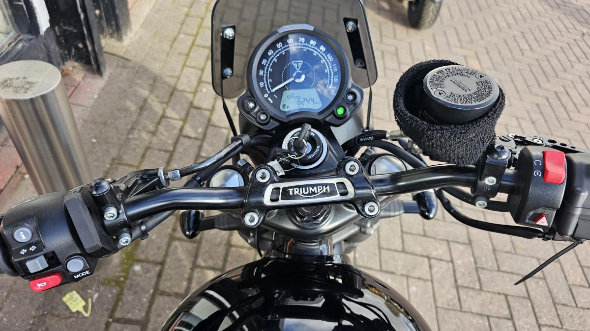 
								TRIUMPH BONNEVILLE STREET TWIN full									
