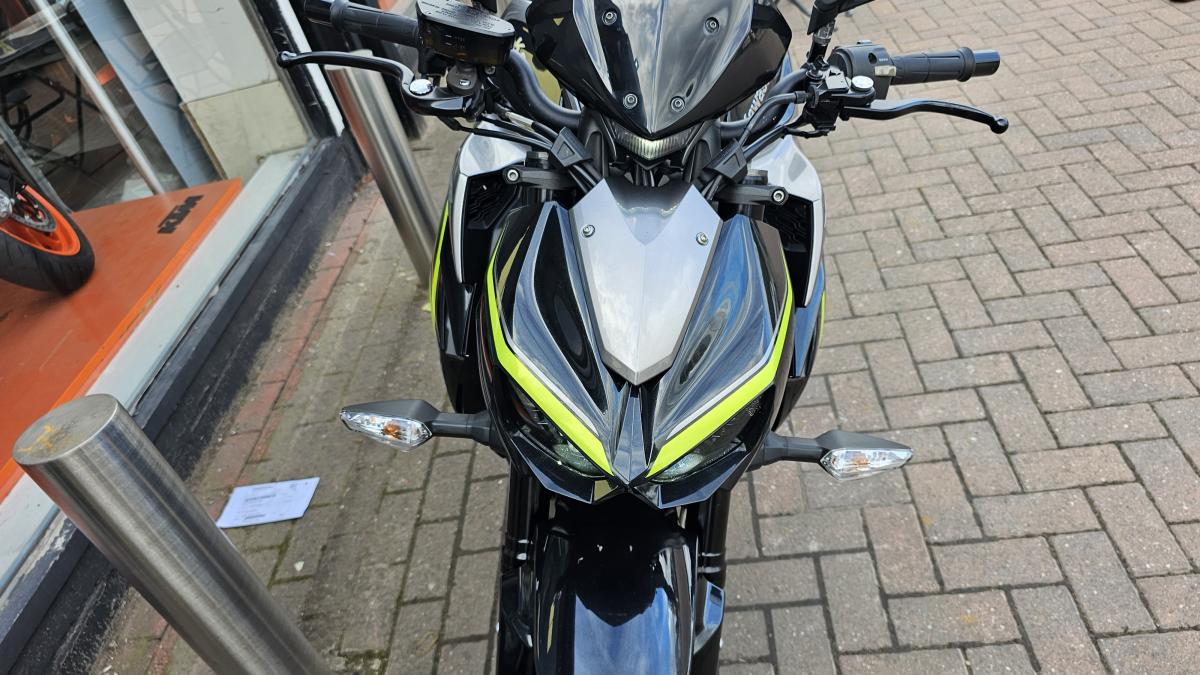 
								Kawasaki ZR 1000 JHF R EDITION full									