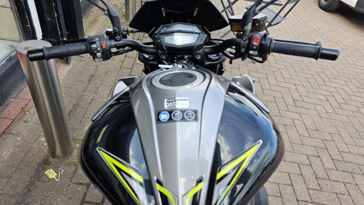 
								Kawasaki ZR 1000 JHF R EDITION full									