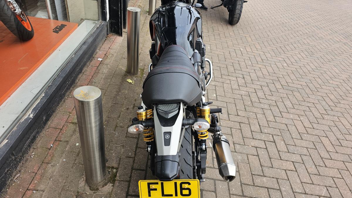 
								YAMAHA XJR 1300 full									