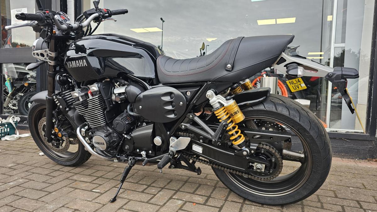 
								YAMAHA XJR 1300 full									