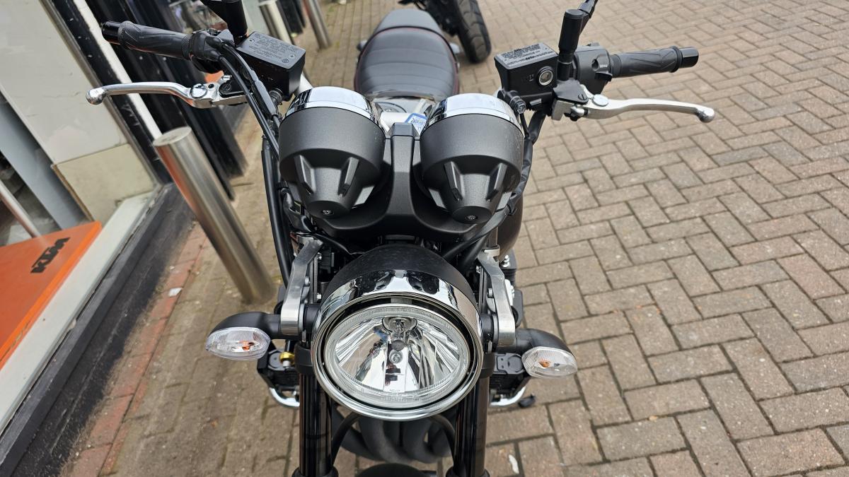 
								YAMAHA XJR 1300 full									