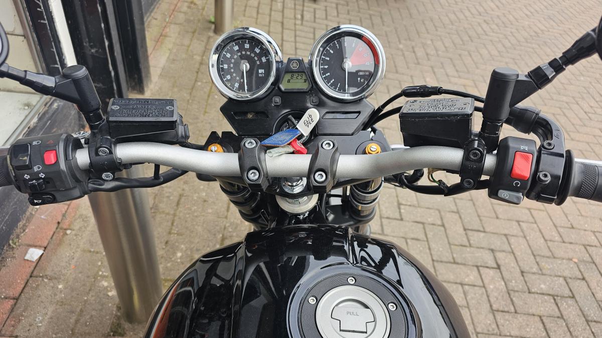 
								YAMAHA XJR 1300 full									
