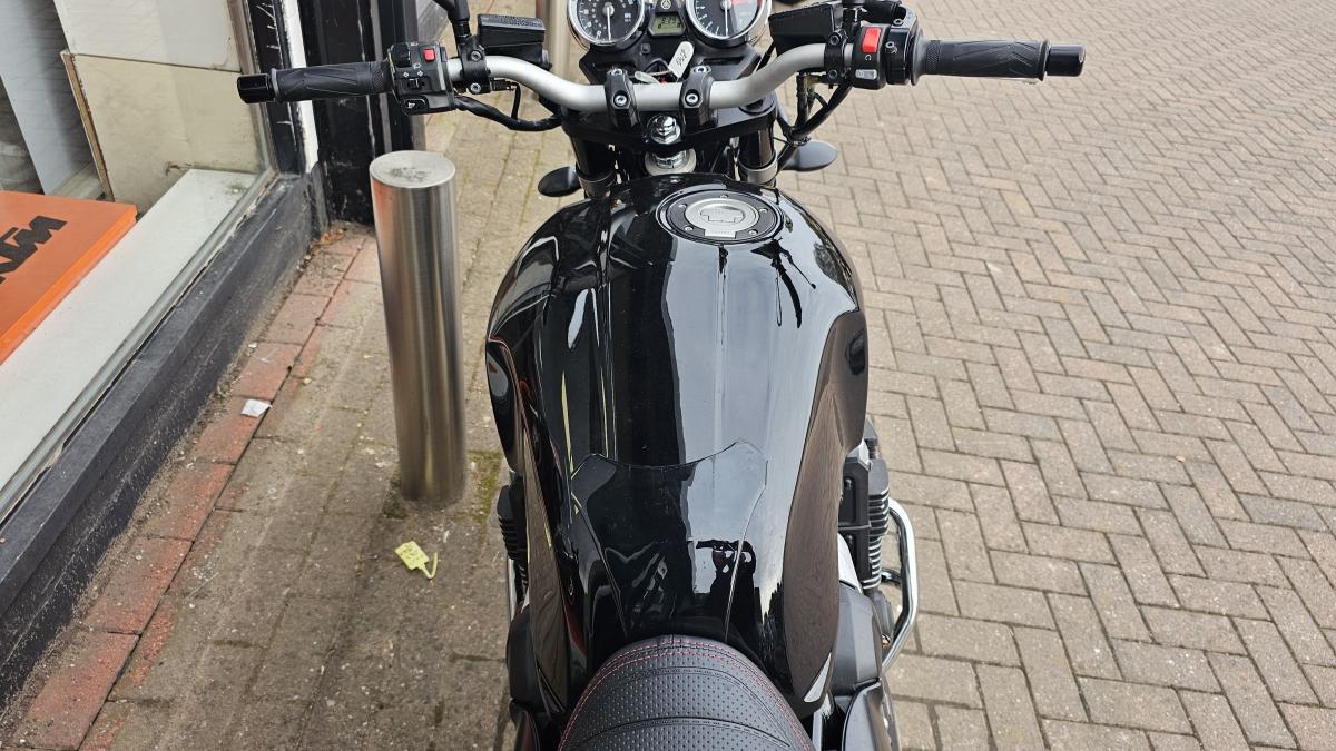 
								YAMAHA XJR 1300 full									